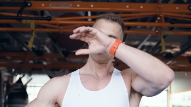 Jól Néz Fitt Férfi Bemelegítő Csukló Izmok Tornaterem Edzés Előtt — Stock videók