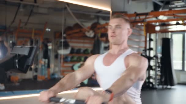 Pria Fit Yang Tampan Pemanasan Pergelangan Tangan Dan Otot Gym — Stok Video