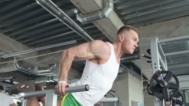 Gut Aussehender Fitter Mann Der Handgelenke Und Muskeln Fitnessstudio Aufwärmt — Stockvideo