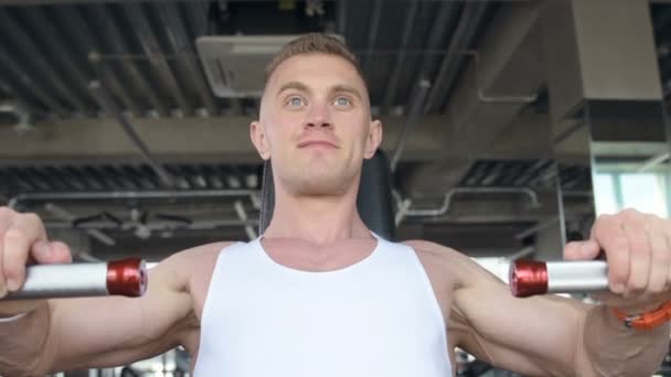 Хорошо Выглядящий Мужчина Разогревает Запястья Мышцы Спортзале Перед Тренировкой Стоящей — стоковое видео