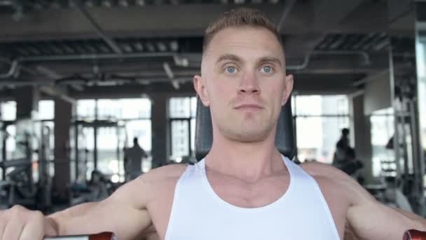 Gut Aussehender Fitter Mann Der Handgelenke Und Muskeln Fitnessstudio Aufwärmt — Stockvideo