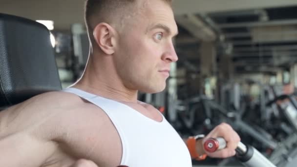 Homem Apto Boa Aparência Aquecendo Pulsos Músculos Ginásio Antes Treino — Vídeo de Stock