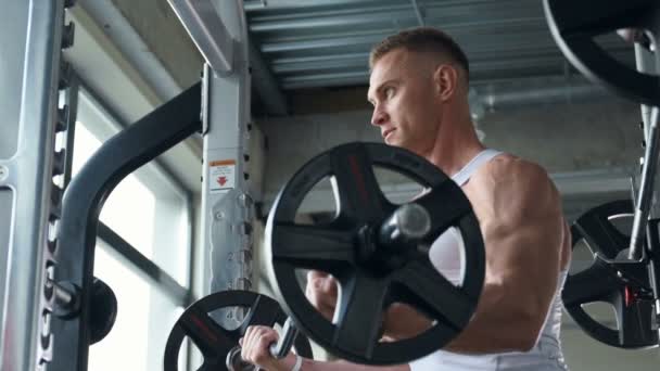 Gut Aussehender Fitter Mann Der Handgelenke Und Muskeln Fitnessstudio Aufwärmt — Stockvideo