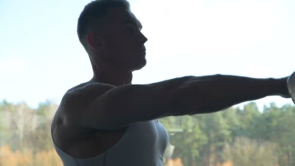 Belle Forme Homme Échauffement Des Poignets Des Muscles Salle Gym — Video