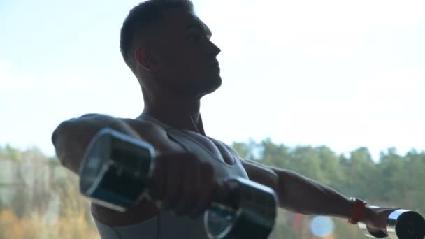 Gut Aussehender Fitter Mann Der Handgelenke Und Muskeln Fitnessstudio Aufwärmt — Stockvideo