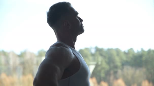 Dobře Vypadající Fit Muž Zahřívá Zápěstí Svaly Tělocvičně Před Cvičením — Stock video