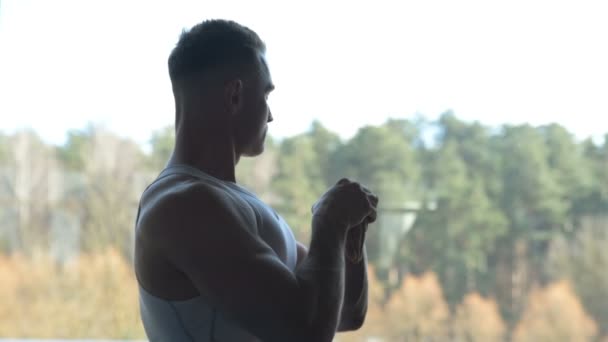 Belle Forme Homme Échauffement Des Poignets Des Muscles Salle Gym — Video