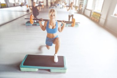 Güzel, seksi, kaslı, genç, beyaz kadın spor salonunda vücut geliştirme, vücut geliştirme, vücut geliştirme, vücut geliştirme, vücut geliştirme, vücut geliştirme, vücut geliştirme...