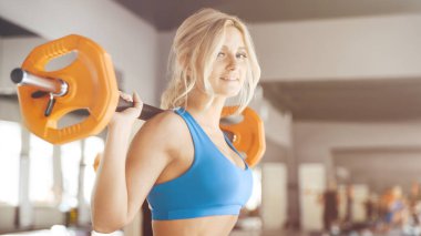 Güzel, seksi, kaslı, genç, beyaz kadın spor salonunda vücut geliştirme, vücut geliştirme, vücut geliştirme, vücut geliştirme, vücut geliştirme, vücut geliştirme, vücut geliştirme...