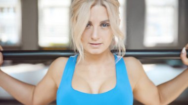 Güzel, seksi, kaslı, genç, beyaz kadın spor salonunda vücut geliştirme, vücut geliştirme, vücut geliştirme, vücut geliştirme, vücut geliştirme, vücut geliştirme, vücut geliştirme...