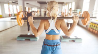 Güzel, seksi, kaslı, genç, beyaz kadın spor salonunda vücut geliştirme, vücut geliştirme, vücut geliştirme, vücut geliştirme, vücut geliştirme, vücut geliştirme, vücut geliştirme...