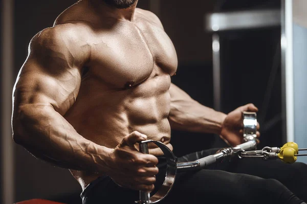 筋肉のトレーニングボディービルコンセプトの背景を汲み上げ残酷な強い運動の男性 筋肉のボディービルダーハンサムな男性ジム裸の胴で演習を行う — ストック写真