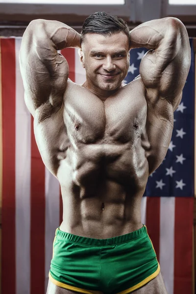 Gammaldags Bodybuilder Gör Övningar Gammaldags Gym Med Amerikansk Flagga Snygg — Stockfoto