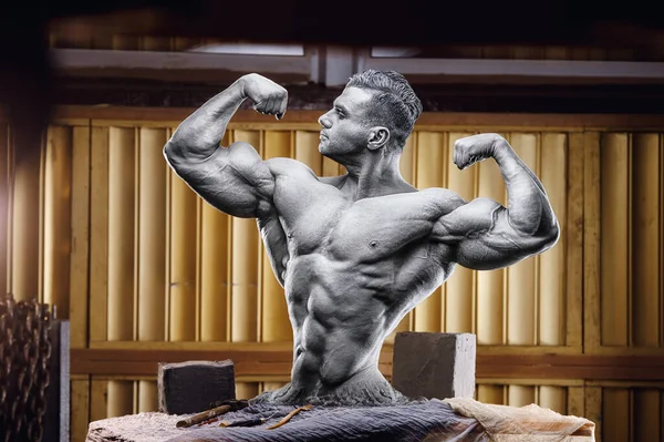 Atletische Bodybuilder Standbeeld Bureau Beeldhouwer Atelier Lichaamssculptuur Zelfgemaakte Man Ouderwetse — Stockfoto