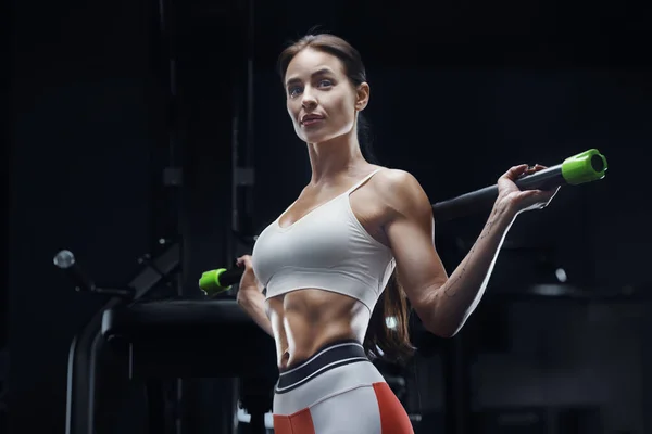 Mujer Atlética Fitness Entrenamiento Gimnasio Con Los Músculos Estiramiento Barra — Foto de Stock