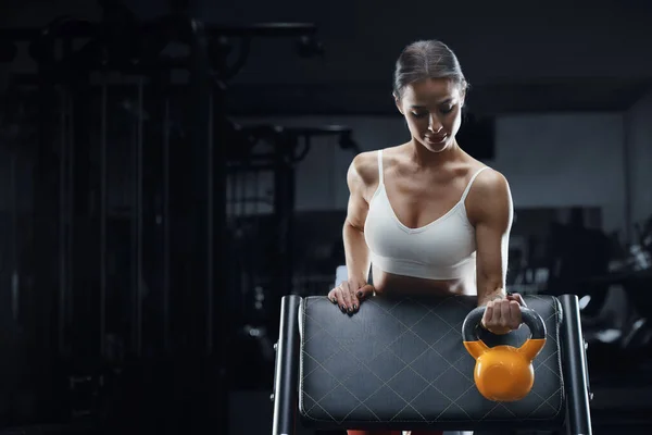 Mujer Atlética Fitness Entrenamiento Gimnasio Bombeo Los Músculos Con Kettlebell — Foto de Stock