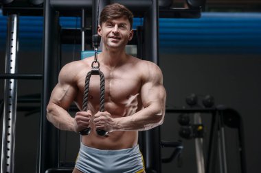 Kafkas atletik adam triseps kaslarını çalıştırıyor. Güçlü vücut geliştirici, karın kasları mükemmel. Spor ve spor konsepti