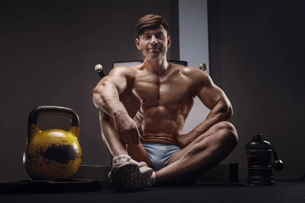 Bodybuilder Knappe Sterke Atletische Man Naast Een Kettlebell Workout Fitness — Stockfoto