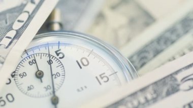 Kronometre kadranında dolar banknotları uçuşuyor. Finansal para kavramı 