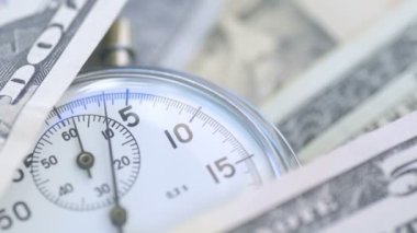 Kronometre kadranında dolar banknotları uçuşuyor. Finansal para kavramı 
