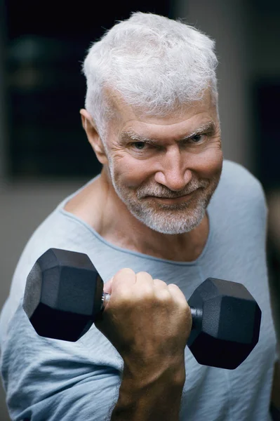 Portrét Pohledného Šedovlasého Staršího Muže Činkou Ruce Koncept Sportu Zdravotní — Stock fotografie