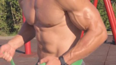 Kaslı atletik genç adam egzersiz yapmaya hazırlanıyor. Sağlık hizmeti kavramı 