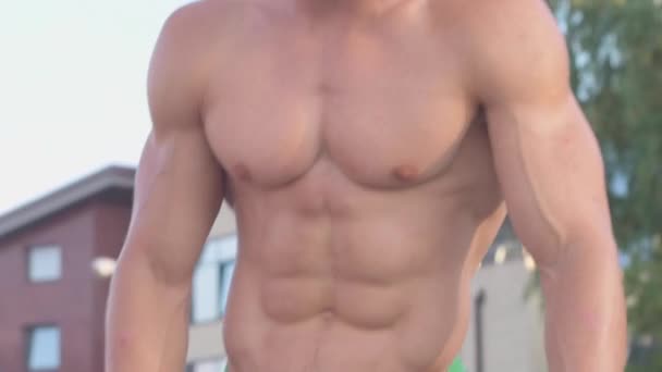 Muskulöser Athletischer Junger Mann Der Sich Auf Eine Übung Vorbereitet — Stockvideo