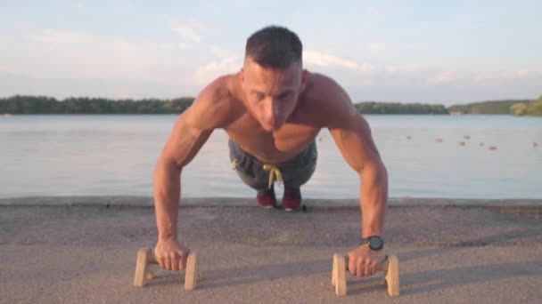 Muskulöser Athletischer Junger Mann Der Eiterbeulen Parallelen Barren Macht Sport — Stockvideo