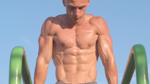 Muskulöser Athletischer Junger Mann Der Eiterbeulen Parallelen Barren Macht Sport — Stockvideo