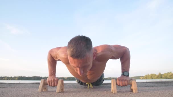 Jeune Homme Athlétique Musclé Qui Fait Pus Sur Des Barres — Video