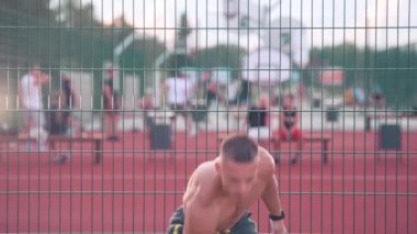 Atletik genç adam basketbol sahasında elinde bir topla dolaşıyor ve önüne bakıyor. Spor ve sağlık konsepti 