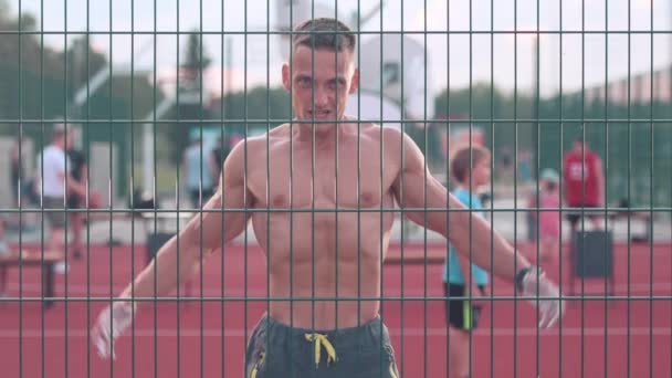 Atletische Jongeman Schreeuwt Naar Sportspeeltuin Buiten Concept Sport Gezondheidszorg — Stockvideo