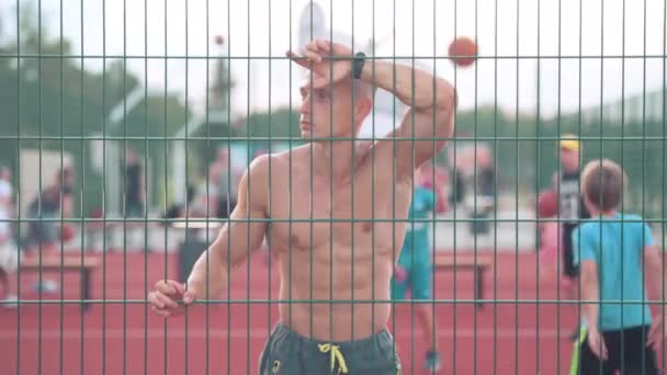 Jeune Homme Athlétique Marchant Autour Terrain Basket Avec Une Balle — Video