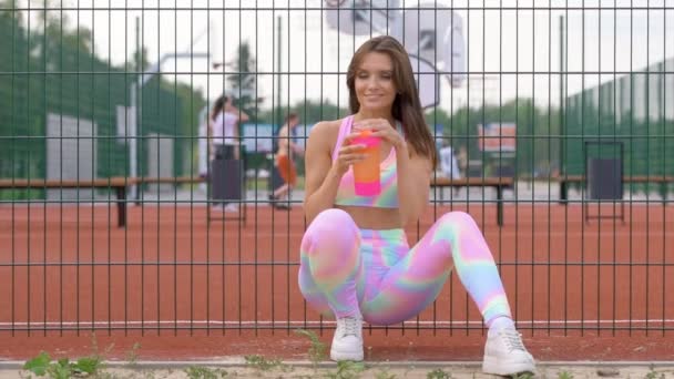 Jonge Vrouw Drinkwater Buiten Sportveld Blank Fitnessmeisje Tijdens Training Concept — Stockvideo