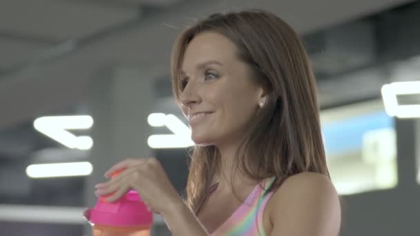 Uma Jovem Mulher Ginásio Beber Água Garota Fitness Caucasiana Durante — Vídeo de Stock