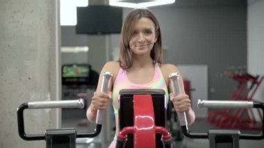 Spor salonunda sırt egzersizi yapan genç bir kadın. Antrenman sırasında Kafkas fitness kızı. Spor ve sağlık konsepti