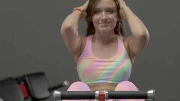 Jonge Vrouw Doet Crunches Bank Buikspieroefeningen Sportschool Blank Fitnessmeisje Tijdens — Stockvideo