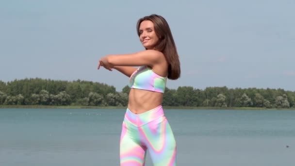Jonge Vrouw Warmt Zich Tijdens Het Sporten Speelplaats Blank Fitnessmeisje — Stockvideo