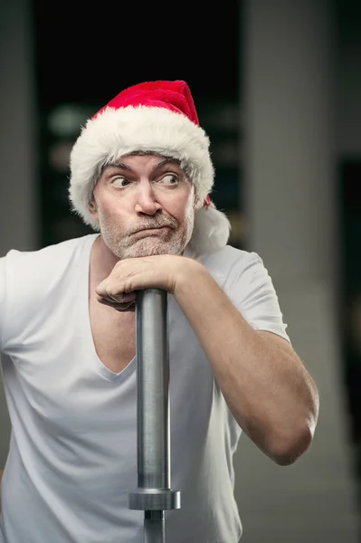 Retrato Hombre Mayor Con Sombrero Santa Claus Gimnasio Sosteniendo Regalo — Foto de Stock