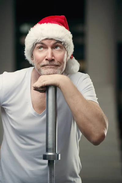 Retrato Hombre Mayor Con Sombrero Santa Claus Gimnasio Sosteniendo Regalo — Foto de Stock