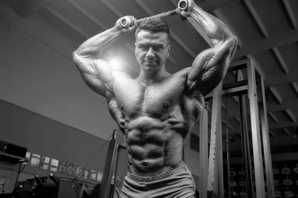 Brutale Muscolare Forte Bodybuilder Atletico Uomo Pompaggio Muscoli All Atto — Foto Stock