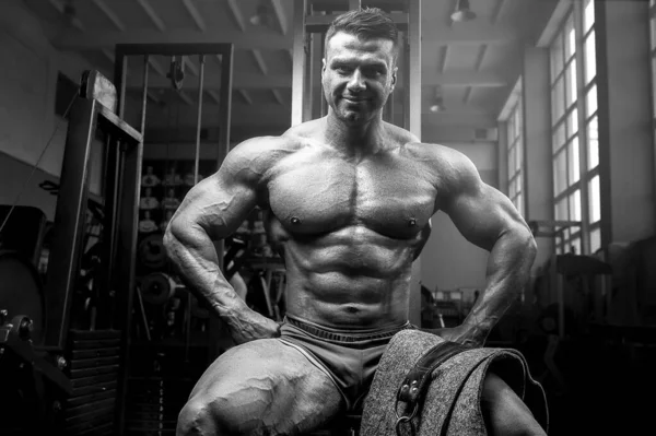 Brute Gespierde Sterke Bodybuilder Atletische Man Pompen Spieren Bij Training — Stockfoto