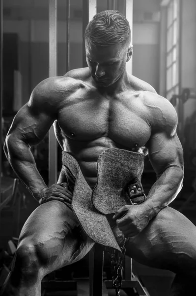 Brute Gespierde Sterke Bodybuilder Atletische Man Pompen Spieren Bij Training — Stockfoto