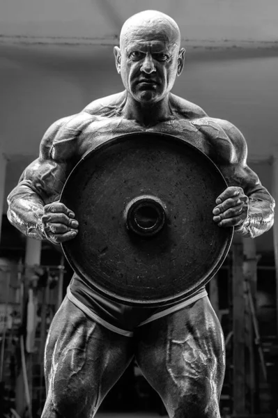 Brutal Musclé Fort Bodybuilder Athlète Homme Pompage Les Muscles Entraînement — Photo
