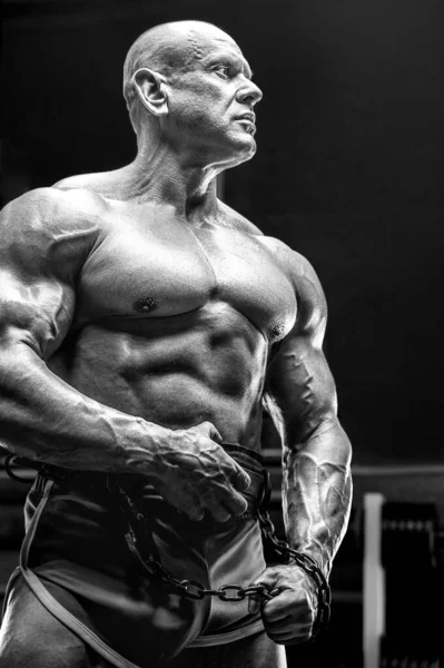 Brutal Musclé Fort Bodybuilder Athlète Homme Pompage Les Muscles Entraînement — Photo