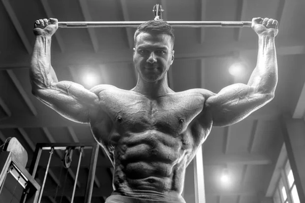 Brutale Muscolare Forte Bodybuilder Atletico Uomo Pompaggio Muscoli All Atto — Foto Stock