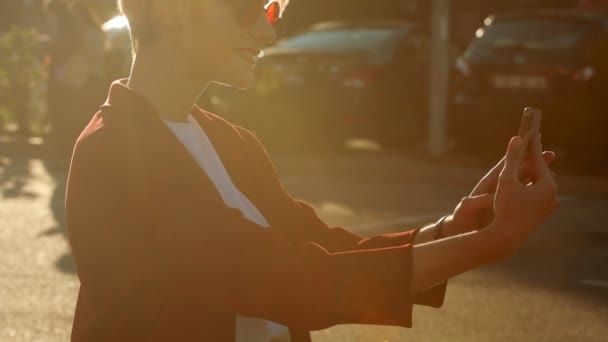 Chica Joven Tomando Una Foto Teléfono Inteligente Aire Libre Calle — Vídeo de stock