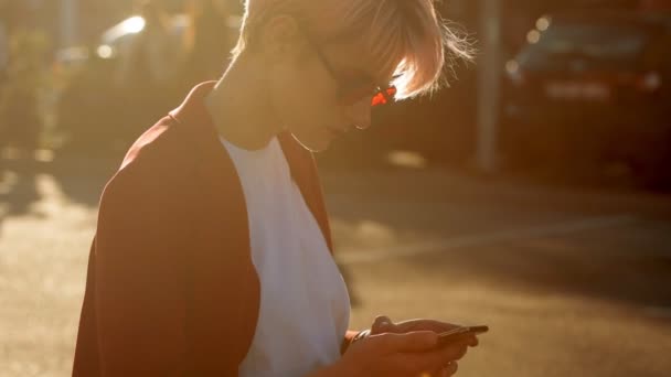 Ung Flicka Talar Mobiltelefon Och Skriva Text Smartphone Utomhus Stadens — Stockvideo