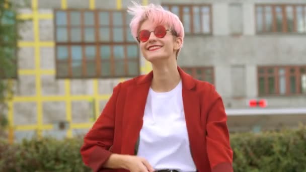 Cool Hipster Aucasian Student Dziewczyna Noszenie Czerwony Płaszcz Czerwone Okrągłe — Wideo stockowe