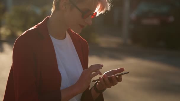 Jovem Fala Telefone Celular Digita Texto Smartphone Livre Rua Cidade — Vídeo de Stock